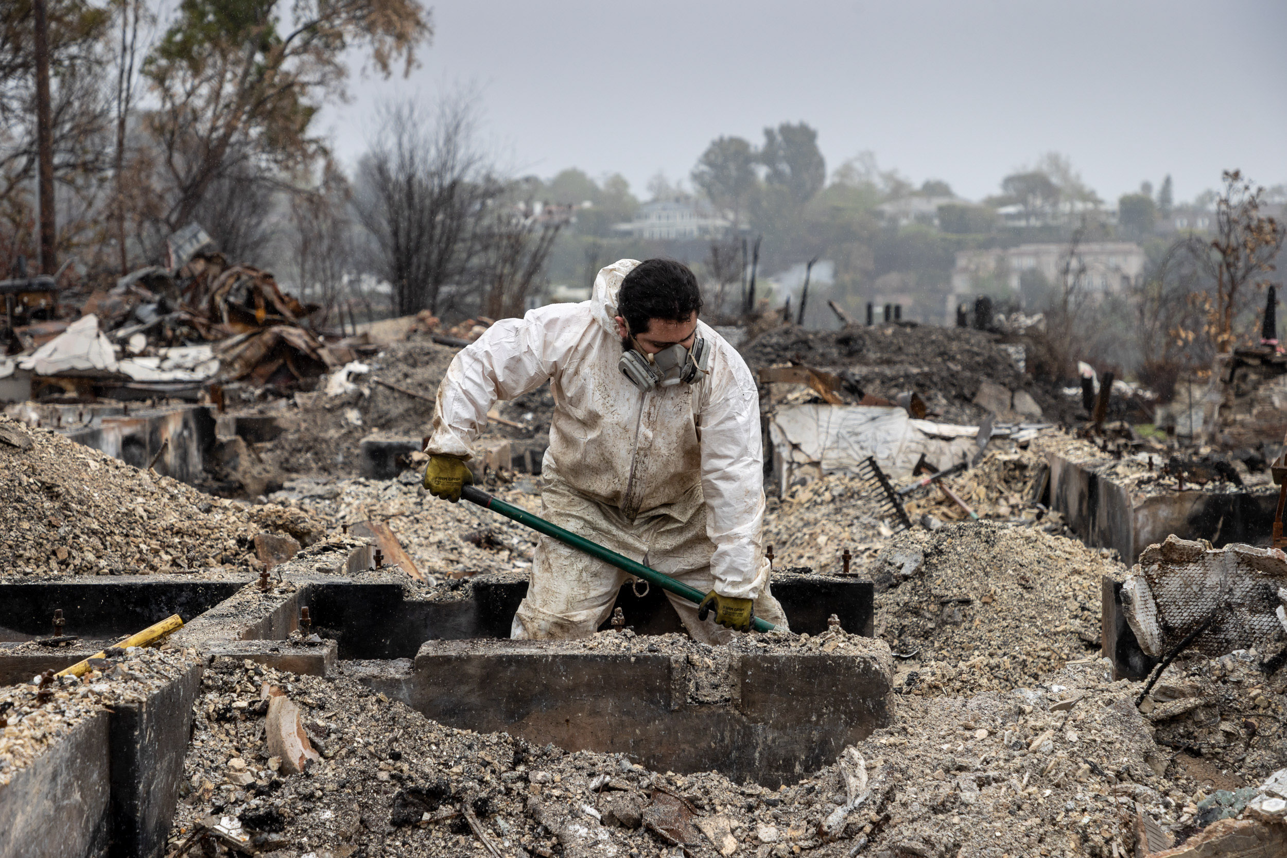 Ashes of Affluence: The Unseen Laborers Rebuilding Post-Wildfire Pacific Palisades.
