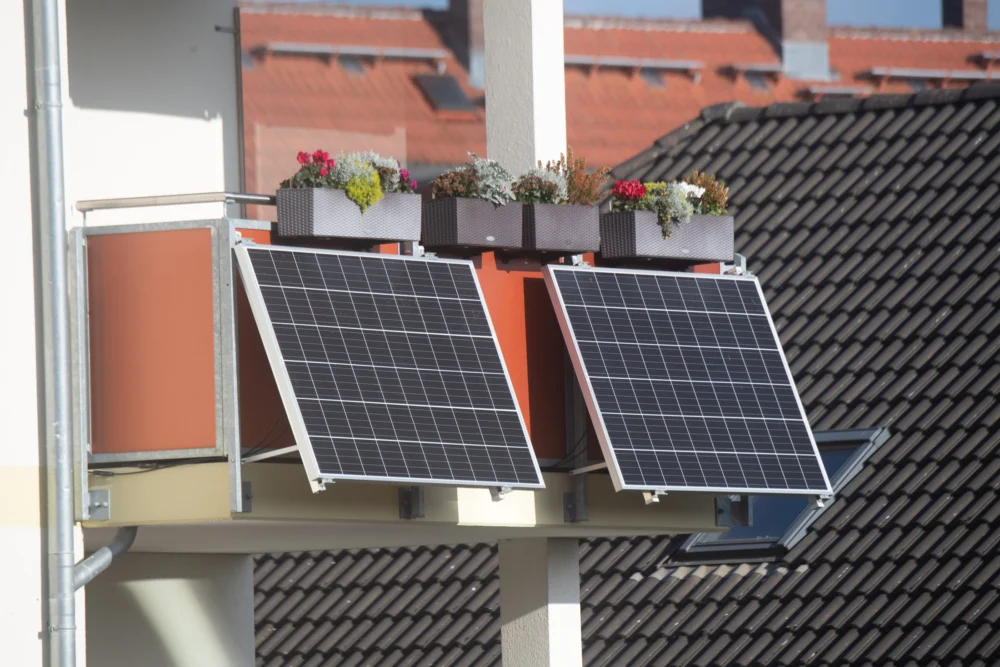 Balcony Solar Poised to Revolutionize US Home Energy, Driven by Regulatory Reform and Global Innovation.