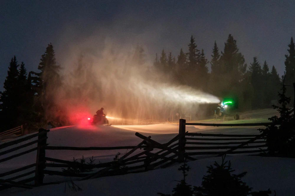 Western U.S. Experiences Record Low Snow Cover Amidst Growing Reliance on Snowmaking.